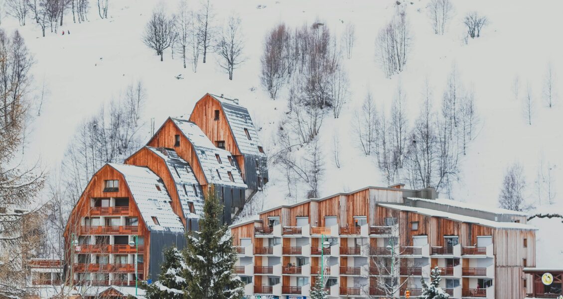 Two Kinds of Skier, One Mountain Town: Advanced but Simple Geo Tips for a Ski Rental and Tune Shop