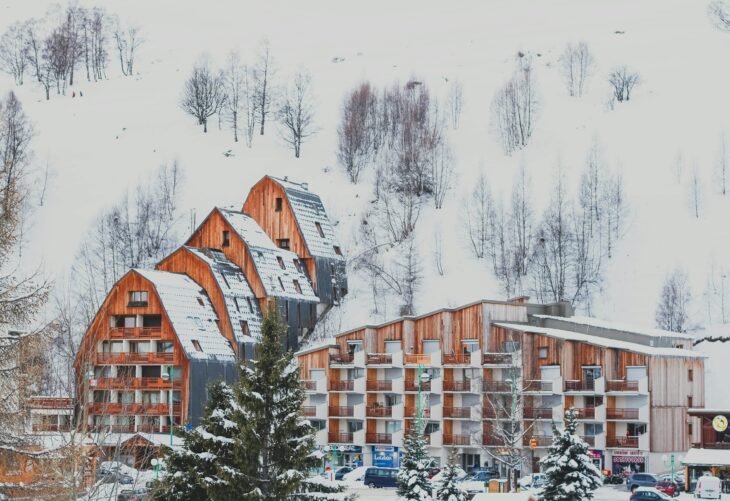 Two Kinds of Skier, One Mountain Town: Advanced but Simple Geo Tips for a Ski Rental and Tune Shop