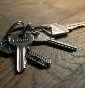 Start, Stop, Keep: A Year-End AI Reflection for a Family Locksmith, With People Still Holding the Keys